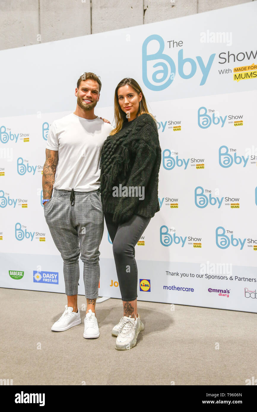 Birmingham, Großbritannien. 17 Mai, 2019. Reality-TV-Show stars Jess Scheren und Dom Hebel erscheinen am Baby Show in Birmingham NEC. Die Liebe Insel Paar, das auf Live TV heiratete erwarten ihr erstes Kind, aber der Termin ist ein Geheimnis. Peter Lopeman/Alamy leben Nachrichten Stockfoto