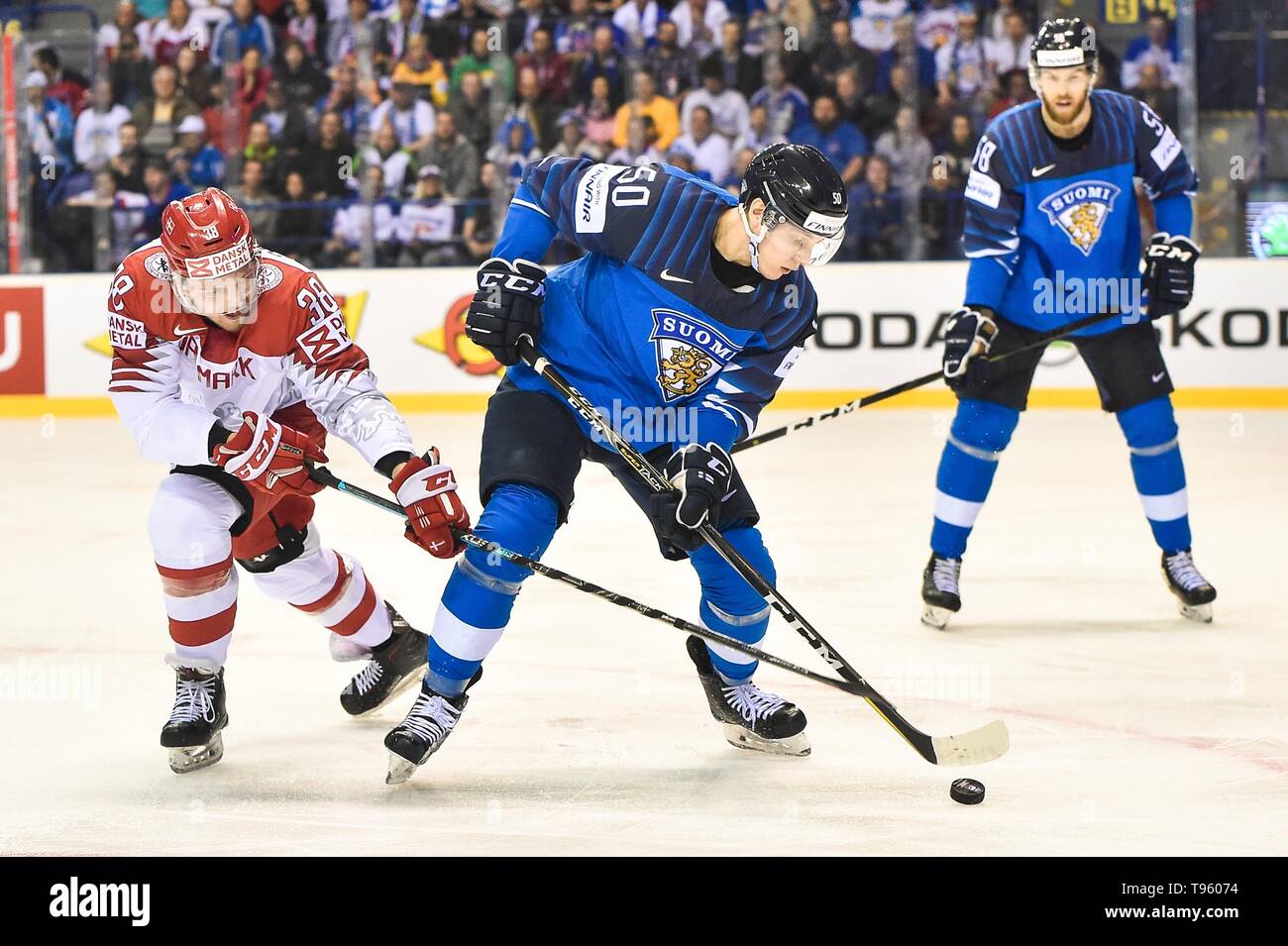 Kosice. 16. Mai, 2019. Morten Poulsen (L) von Dänemark packt Miika Koivisto (C) der Finnland während der 2019 IIHF Eishockey WM Slowakei Gruppe ein Spiel zwischen Finnland und Dänemark bei Steel Arena am 16. Mai 2019 in Kosice, Slowakei. Finnland gewann 3-1. Credit: Lukasz Laskowski/Xinhua/Alamy leben Nachrichten Stockfoto