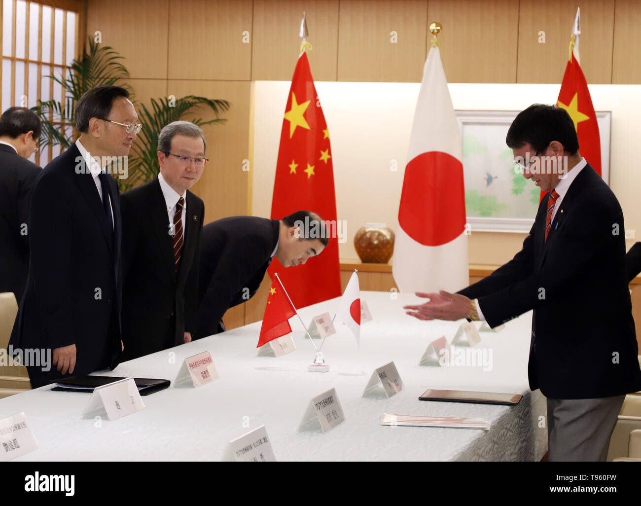 Tokio, Japan. 17 Mai, 2019. Chinesischen obersten Diplomaten und das Politische Büro Mitglied Yang Jiechi (L) rüttelt Hände mit dem japanischen Außenminister Taro Kono vor ihrer Gespraeche bei Kono's Büro in Tokio am Freitag, 17. Mai 2019. Yang ist jetzt in Japan Gespräche mit japanischen Beamten als der chinesische Präsident Xi Jinping halten Japan auf dem G20-Gipfel in Osaka im nächsten Monat besuchen werden. Credit: Yoshio Tsunoda/LBA/Alamy leben Nachrichten Stockfoto