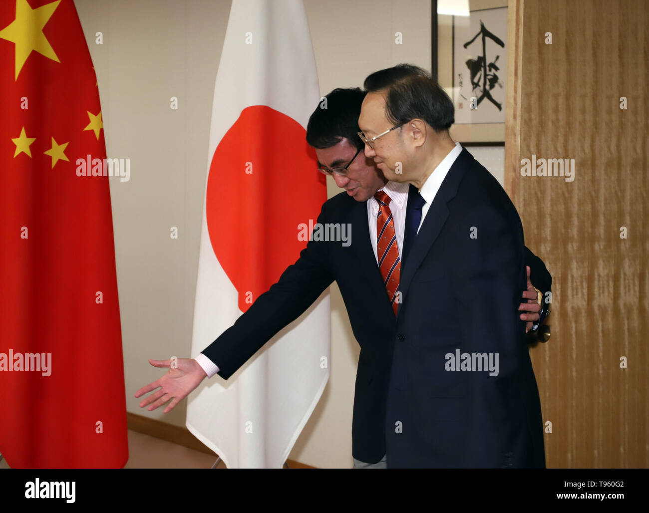 Tokio, Japan. 17 Mai, 2019. Chinesischen obersten Diplomaten und das Politische Büro Mitglied Yang Jiechi (R) wird von den japanischen Außenminister Taro Kono für ihre Gespräche auf Kono's Büro in Tokio am Freitag, 17. Mai 2019. Yang ist jetzt in Japan Gespräche mit japanischen Beamten als der chinesische Präsident Xi Jinping halten Japan auf dem G20-Gipfel in Osaka im nächsten Monat besuchen werden. Credit: Yoshio Tsunoda/LBA/Alamy leben Nachrichten Stockfoto