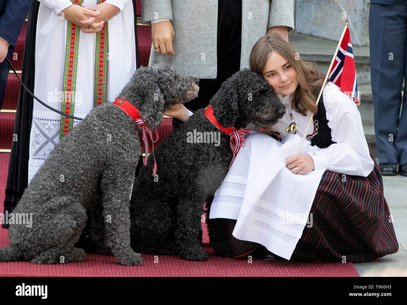 Asker, Norwegen. 17 Mai, 2019. Prinzessin Ingrid Alexandra von Norwegen, und die Hunde Milly und Muffin an ihrem Wohnsitz Skaugum in Asker, am 17. Mai 2019, die Teilnahme an der Feier des Nationalen Tag der Norwegen Quelle: Albert Nieboer/Niederlande/Point de Vue |/dpa/Alamy leben Nachrichten Stockfoto