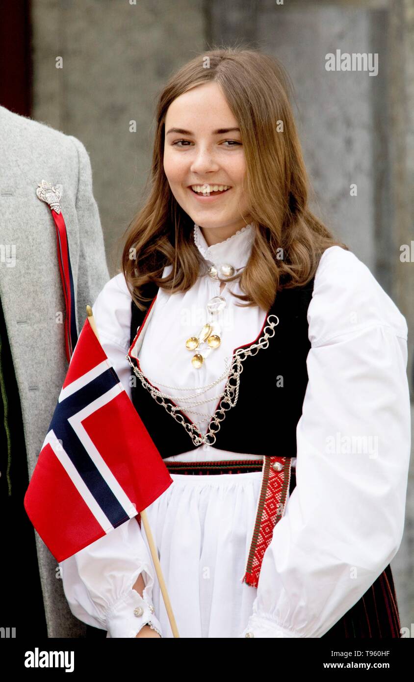 Asker, Norwegen. 17 Mai, 2019. Prinzessin Ingrid Alexandra von Norwegen an ihrem Wohnsitz Skaugum in Asker, am 17. Mai 2019, die Teilnahme an der Feier des Nationalen Tag der Norwegen Quelle: Albert Nieboer/Niederlande/Point de Vue |/dpa/Alamy leben Nachrichten Stockfoto