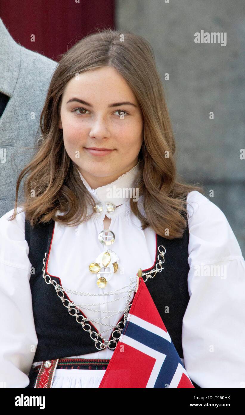 Asker, Norwegen. 17 Mai, 2019. Prinzessin Ingrid Alexandra von Norwegen an ihrem Wohnsitz Skaugum in Asker, am 17. Mai 2019, die Teilnahme an der Feier des Nationalen Tag der Norwegen Quelle: Albert Nieboer/Niederlande/Point de Vue |/dpa/Alamy leben Nachrichten Stockfoto