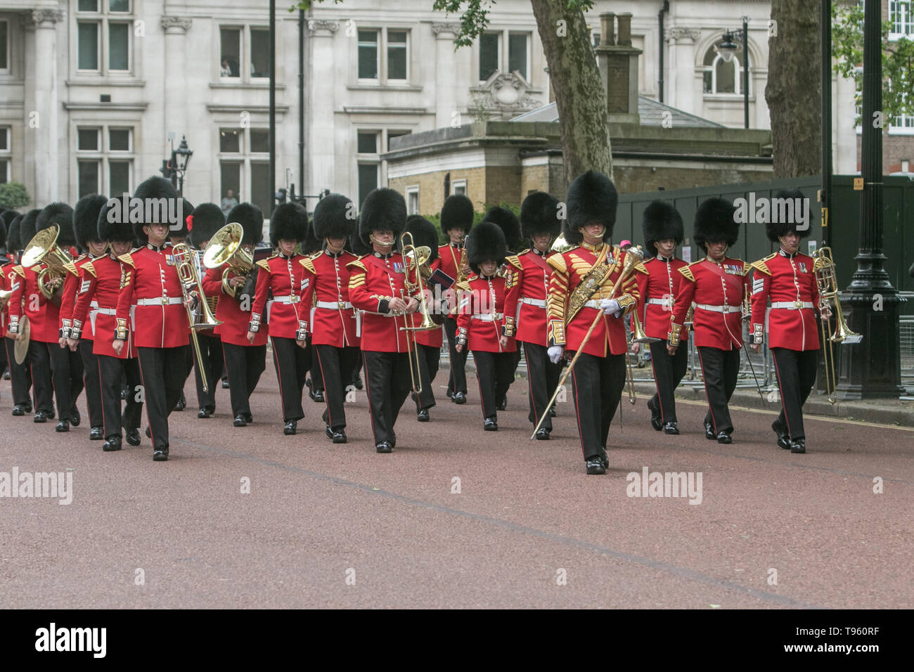 London, Großbritannien. 17 Mai, 2019. Mitglieder von Her Majesty's Foot Guards, die die verschiedenen Haushalts Regimenter teilnehmen, in der die Farbe Proben im Horse Guards Parade zum Geburtstag das offizielle Queen am 8. Juni Credit: Amer ghazzal/Alamy leben Nachrichten Stockfoto