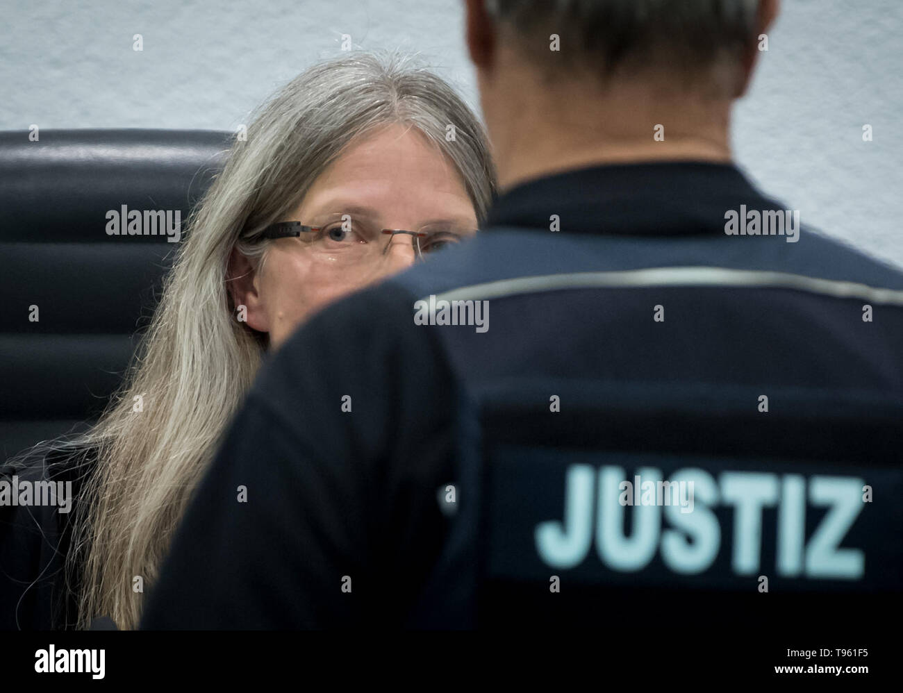 17. Mai 2019, Sachsen-Anhalt, Dessau-Roßlau: eine Justiz offizielle steht vor Richter Uda Schmidt in der Halle des Dessauer Landgericht nach dem Urteil ausgesprochen worden. Während das Urteil hatte es Unruhen in der Halle gewesen. Im Prozess um den Tod eines 22 Jahre alten Mannes aus Köthen, beiden angeklagten Afghanen hatten die Dessauer Landgericht wegen Körperverletzung mit Todesfolge zu beantworten. Die ernst Herz kranken Mann an einem Herzinfarkt während eines Arguments am 8. September 2018 verstorben war. Foto: Hendrik Schmidt/dpa-Zentralbild/dpa Stockfoto