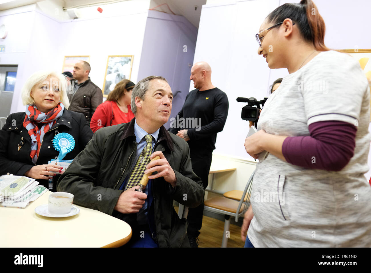 Dudley, West Midlands, England, Großbritannien - Freitag, 17. Mai 2019 - Nigel Farage erfüllt die Öffentlichkeit während des Brexit Party tour Event in Dudley, West Midlands im Vorfeld der nächsten Wochen Wahlen zum Europäischen Parlament - der Stadt Dudley 67 % zugunsten der Ausreise aus der EU bei der Volksabstimmung 2016 gestimmt. Foto Steven Mai/Alamy leben Nachrichten Stockfoto