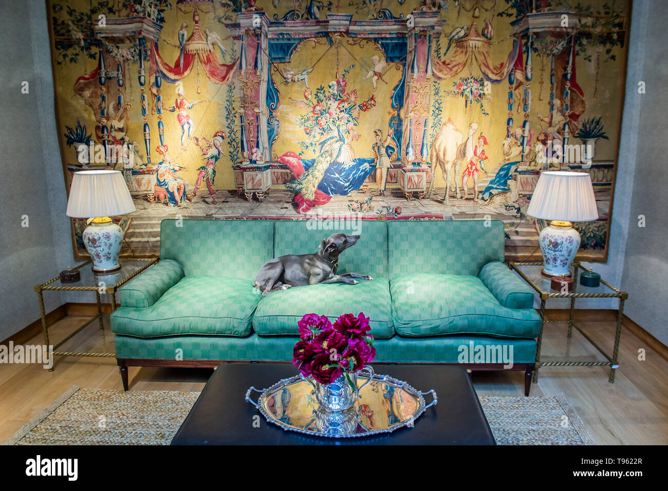 London, Großbritannien. 17. Mai 2019. Ihr Hund, Panther genießt das Sofa - eine Vorschau von Lulu Lytle von Soane's Großbritannien Zusammenarbeit mit Christie's Spring Edition des Sammlers Umsatz (22. und 23. Mai). Ein Zimmer mit Möbeln, Skulpturen und Kunst von ihr aus den verschiedenen Vertrieb gewählt. Credit: Guy Bell/Alamy leben Nachrichten Stockfoto