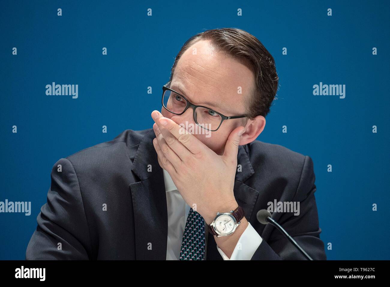 Markus KREBBER (GER), Finanzvorstand, CFO, RWE, hält eine Hand in seinen Mund, sieht etwas zur Seite; Armbanduhr; jährliche Pressekonferenz der RWE AG am 14.03.2019 in Essen | Verwendung weltweit Stockfoto
