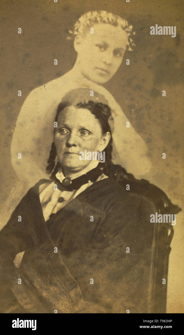Frau mit einem weiblichen Geist' im Hintergrund sitzt, zwischen 1862 - 1875. Eiklar silber Drucken von William H. Mumler (American, 1832 - 1884), Boston, Massachusetts, United States erstellt. Geist Fotografie wurde geglaubt, Bilder von Geistern und anderen spirituellen Wesen zu erfassen. Es war besonders beliebt im 19. Jahrhundert, der zuerst von William H. Mumler in den 1860er Jahren verwendet. Stockfoto