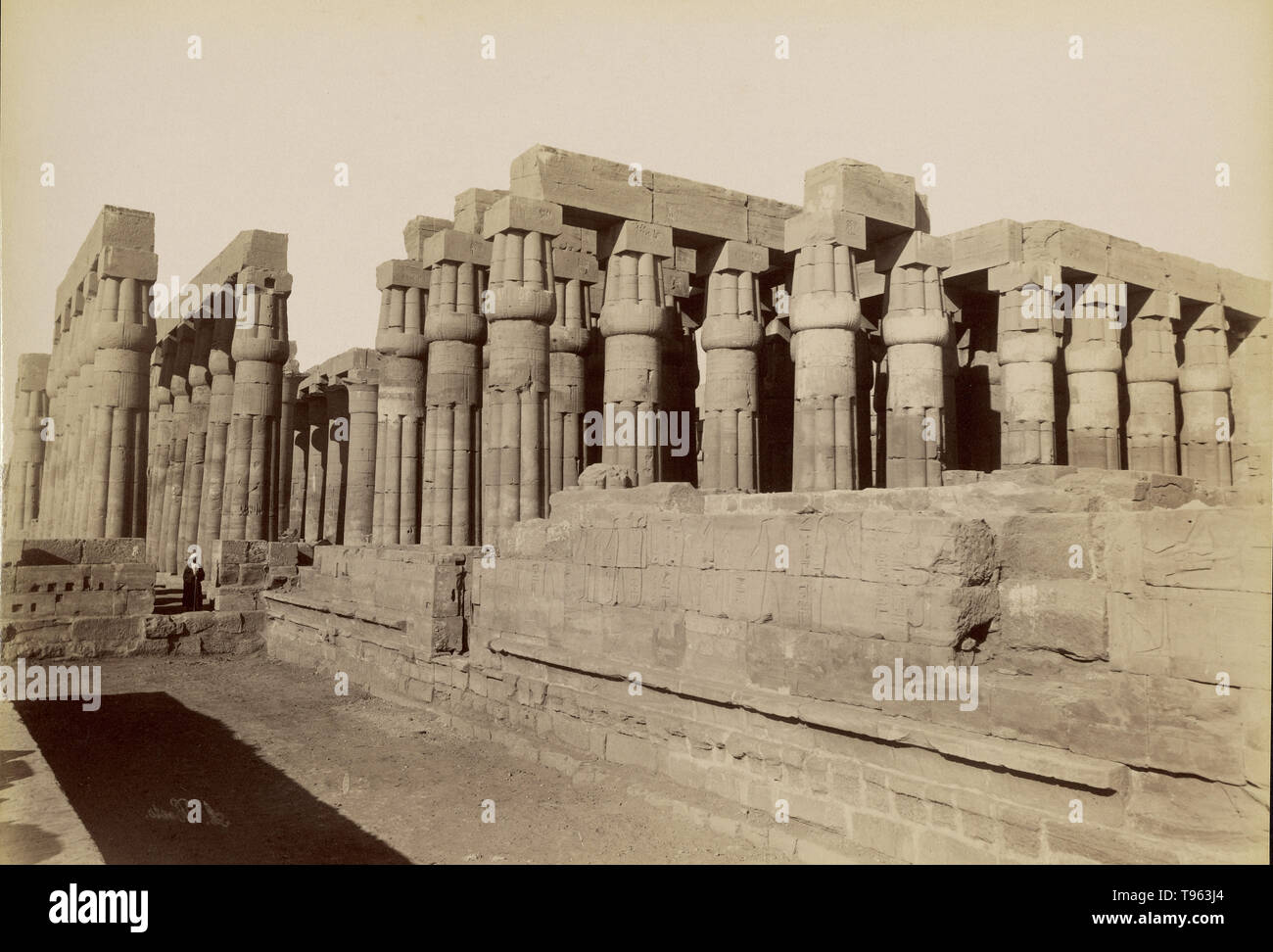 Blick auf den Tempel von Luxor, 1880. Antonio Beato (Englisch, geboren in Italien, ca. 1835 - 1906). Eiklar Silber drucken. Stockfoto