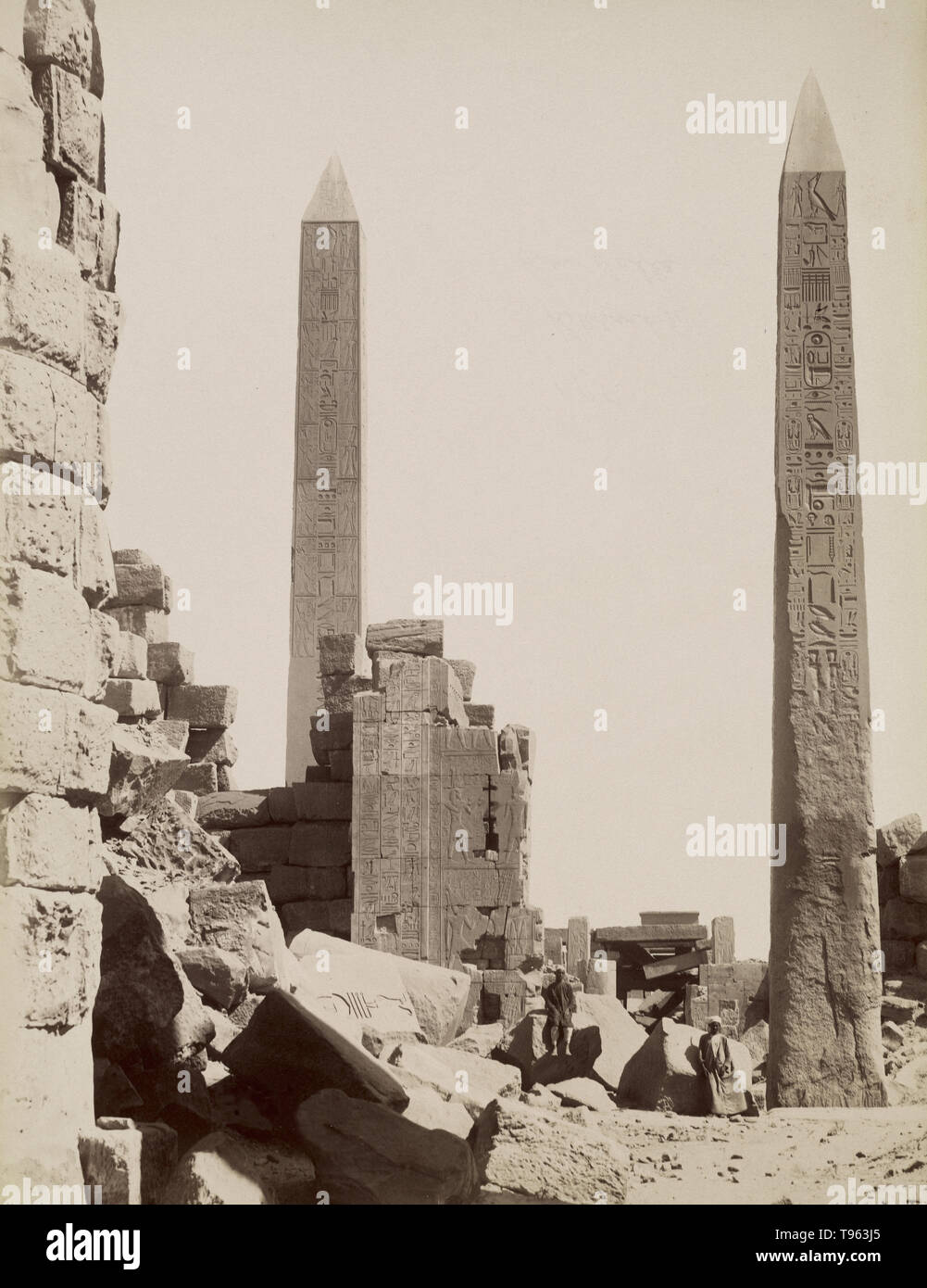 Blick auf den Obelisken mit dem Heiligtum in Karnak, 1880. Antonio Beato (Englisch, geboren in Italien, ca. 1835 - 1906). Eiklar Silber drucken. Stockfoto