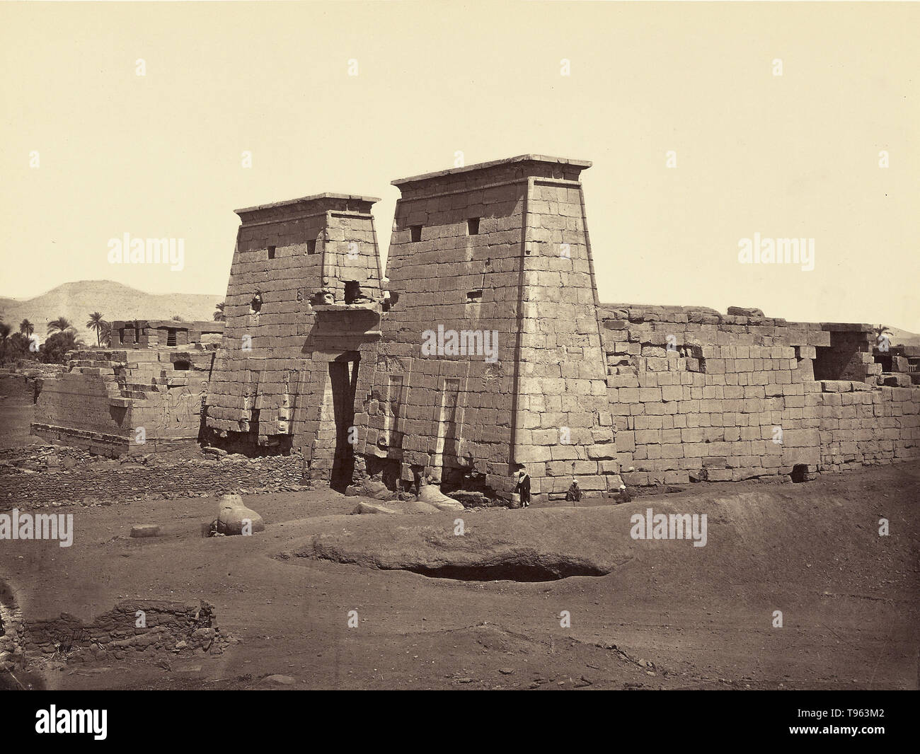 Der Totentempel von Ramses III. in Medinet Habu, eine wichtige neue Königreich Zeitraum Struktur in der West Bank von Luxor in Ägypten, 1872. Felix Bonfils (Französisch, 1831 - 1885). Eiklar Silber drucken. Stockfoto