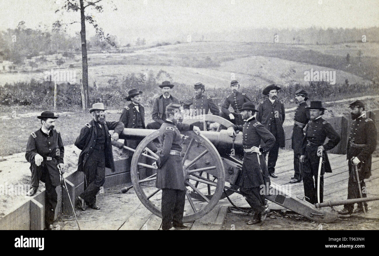 General Sherman und Personal vor Atlanta, 19. Juli 1864. Mathew B. Brady, Fotograf (Amerikanische, ca. 1823 - 1896). Eiklar Silber drucken. William Tecumseh Sherman (1820-1891) war ein US-amerikanischer General der Unionsarmee während des Amerikanischen Bürgerkriegs (1861-65), für die er die Anerkennung für seine hervorragende Befehl der militärischen Strategie eingegangen sind, sowie Kritik für die Härte der Politik der verbrannten Erde", dass er bei der Durchführung von totaler Krieg gegen die Konföderierten Staaten umgesetzt. Stockfoto