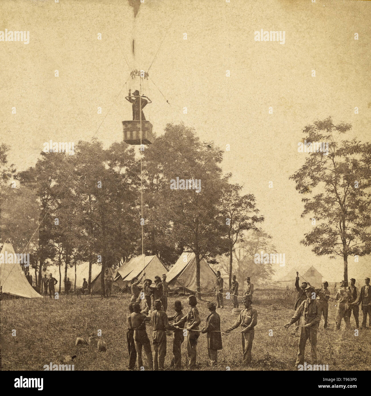 Die militärische Ballon Intrepid wurde verwendet, um die Schlacht von Fair Oaks auf Juni 1,1862 ausgekundschaftet habe. Die Schlacht von Seven Pines, der auch als die Schlacht von Fair Oaks oder Fair Oaks Station bekannt, am 31. Mai und 1. Juni 1862 stattfand, in Henrico County, Virginia, als Teil der Halbinsel Kampagne des Amerikanischen Bürgerkrieges. Studio von Mathew B. Brady (American, ca. 1823 - 1896); Mai - Juni, 1862; Eiklar Silber drucken. Stockfoto