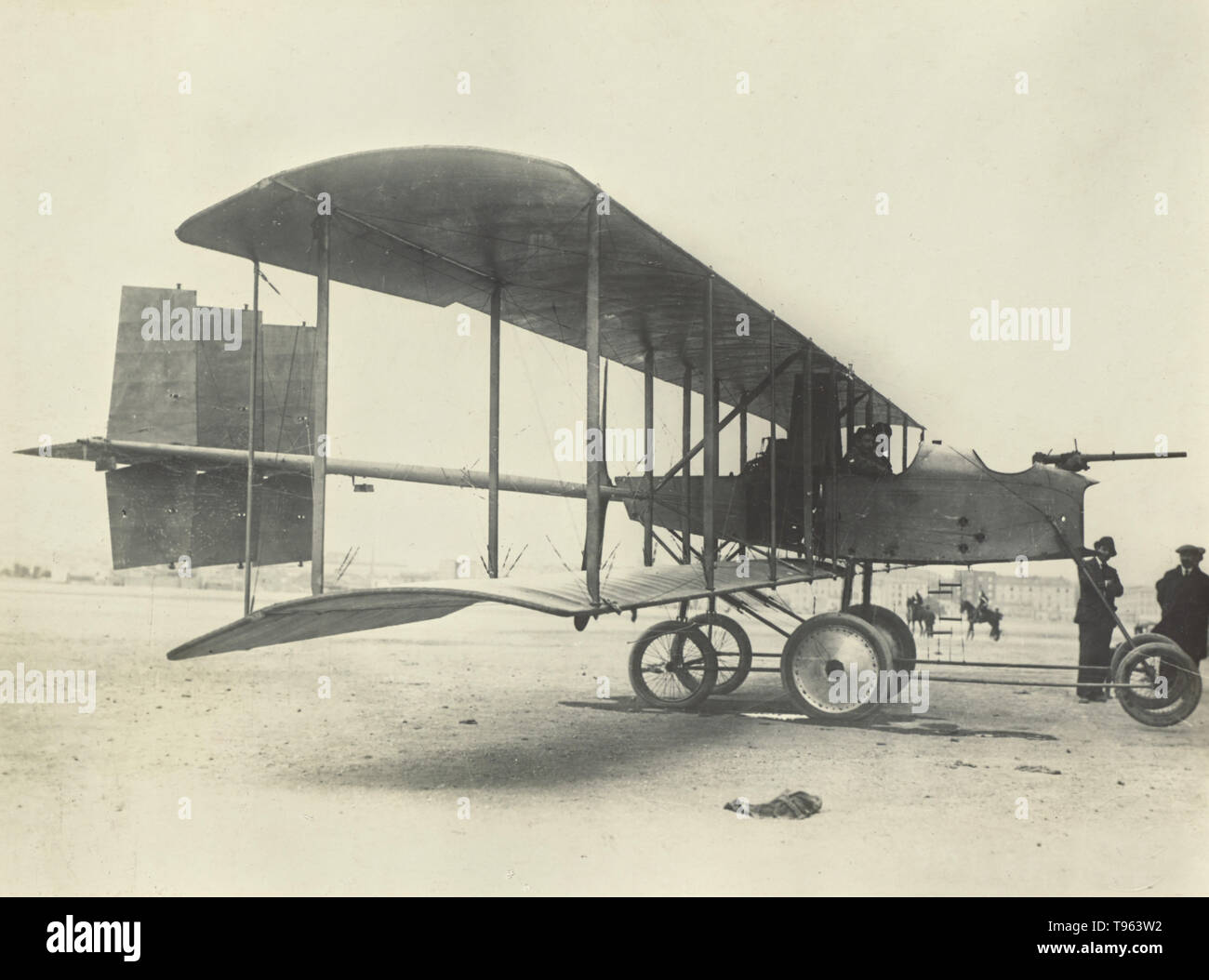 Frühe Flugzeug mit einem Gewehr auf ihn montiert. Fedele Albert (Italienisch, 1895 - 1930), Mailand, Italien; 1914 - 1929; Silbergelatineabzug. Stockfoto