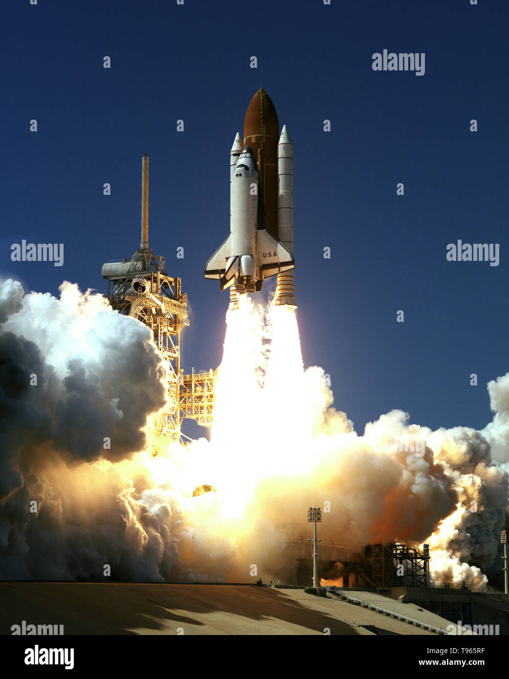 ST-83 Mission war ursprünglich am 4. April 1997 ins Leben gerufen und sollte auf Umlaufbahn für 15 Tage, 16 Stunden. Die Mission wurde kurz durch ein Problem mit Brennstoffzelle #2 geschnitten und es landete am 8. April, nach 3 Tagen, 23 Stunden. Beschloss die NASA die Mission wieder als STS-94, die am 1. Juli 1997 zu fliegen. Die primäre Nutzlast auf STS-83 war der Microgravity Science Laboratory (MSL). MSL war eine Sammlung von Schwerelosigkeit Experimente untergebracht in einem europäischen Spacelab lange Modul (LM). Stockfoto