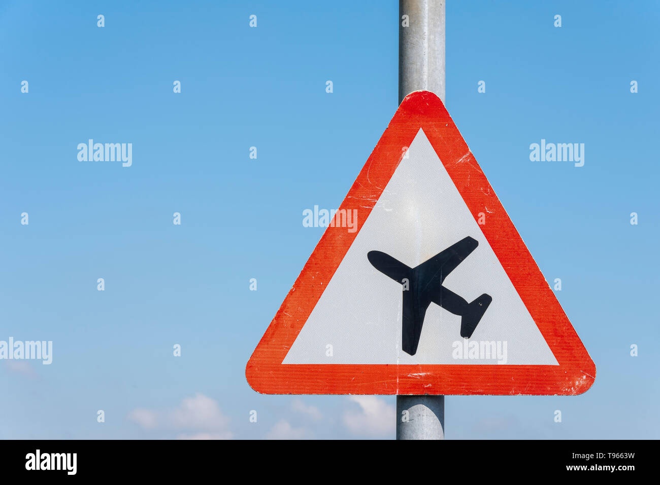 Warnschild. Straßenverkehrscode tief fliegende Flugzeuge oder plötzlicher Fluglärm, rotes Dreieck-Warnschild in der Nähe des London Southend Airport, Essex, Großbritannien. Kopierraum Stockfoto