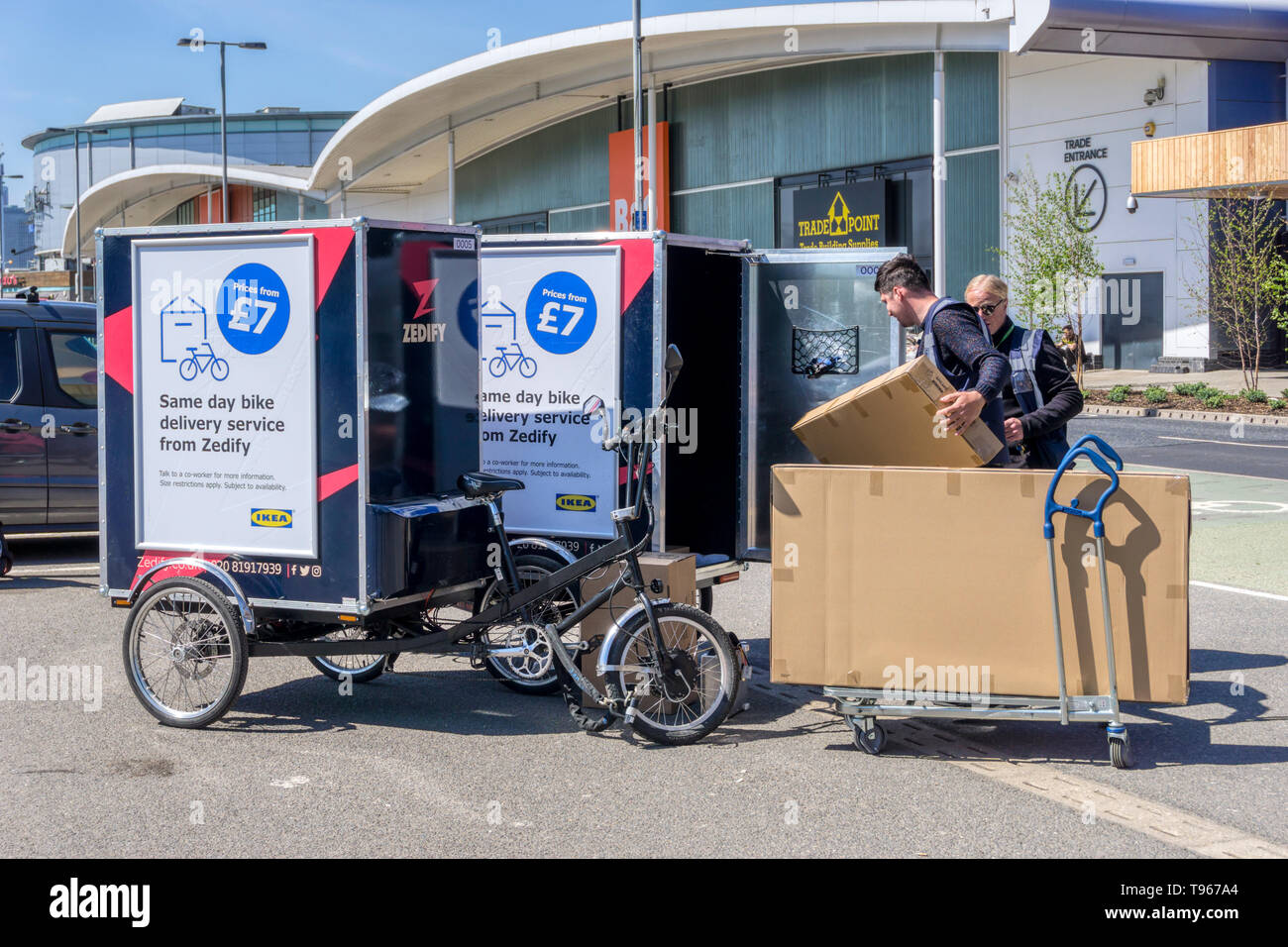 Zedify bike Lieferservice mit Fahrern Laden der Pakete für die Lieferung von IKEA auf Greenwich Peninsula. Stockfoto