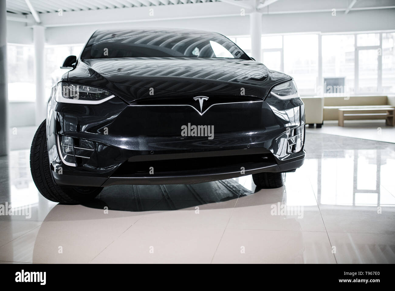 Tesla Neue Generation der Elektroautos von Dunkelbraun Indoor Stockfoto