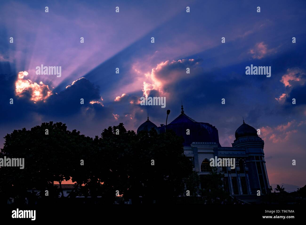 Atemberaubender Wolkenhimmel mit Sonnenlicht hinter den Wolken Stockfoto
