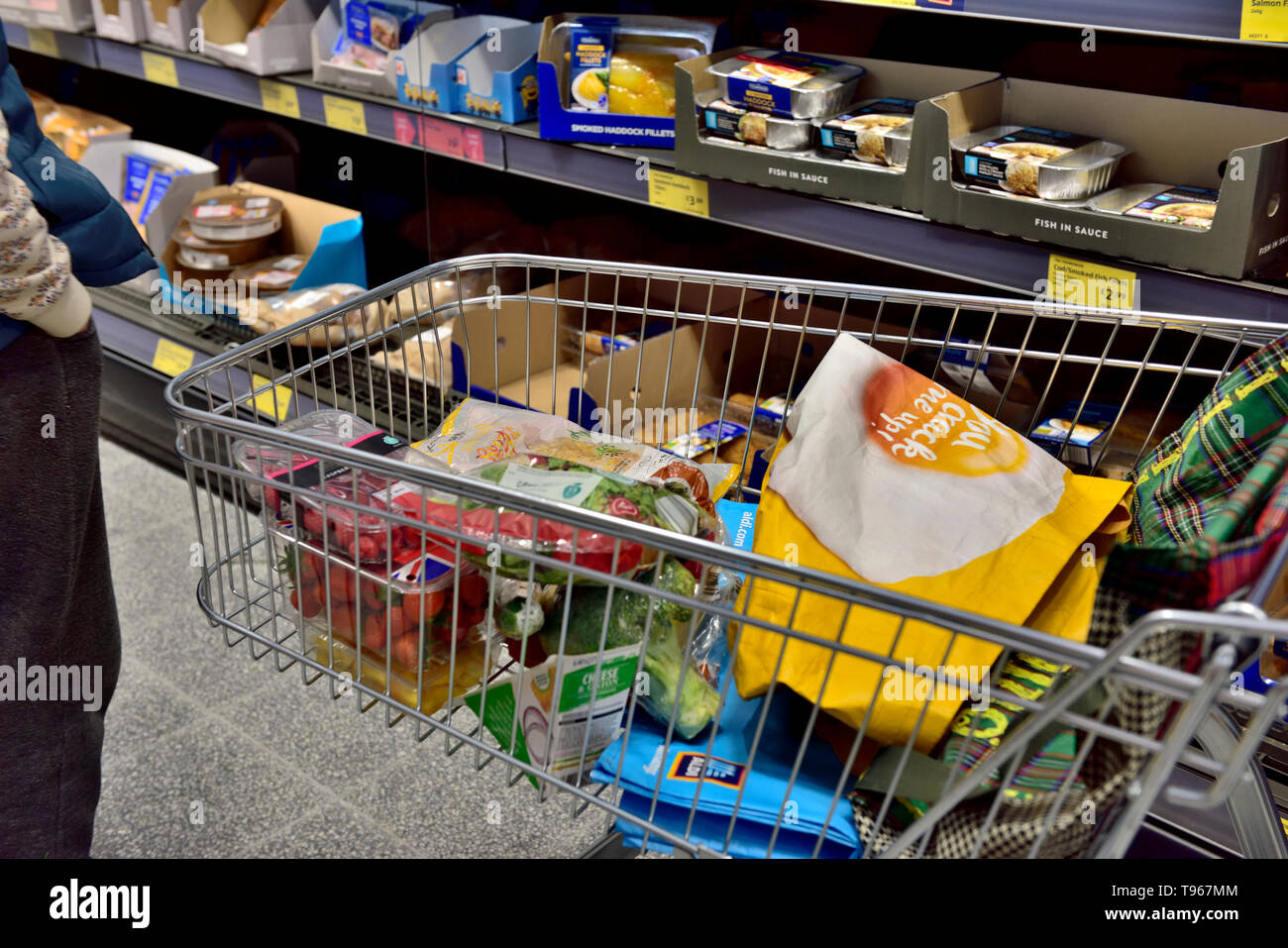 Einkaufen mit Trolley im Supermarkt Stockfoto