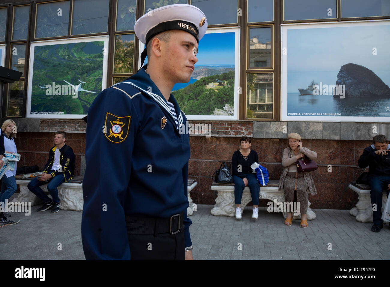 Ein Militärsegler wartet auf einen Bus an einer Haltestelle im Zentrum von Sewastopol Stockfoto