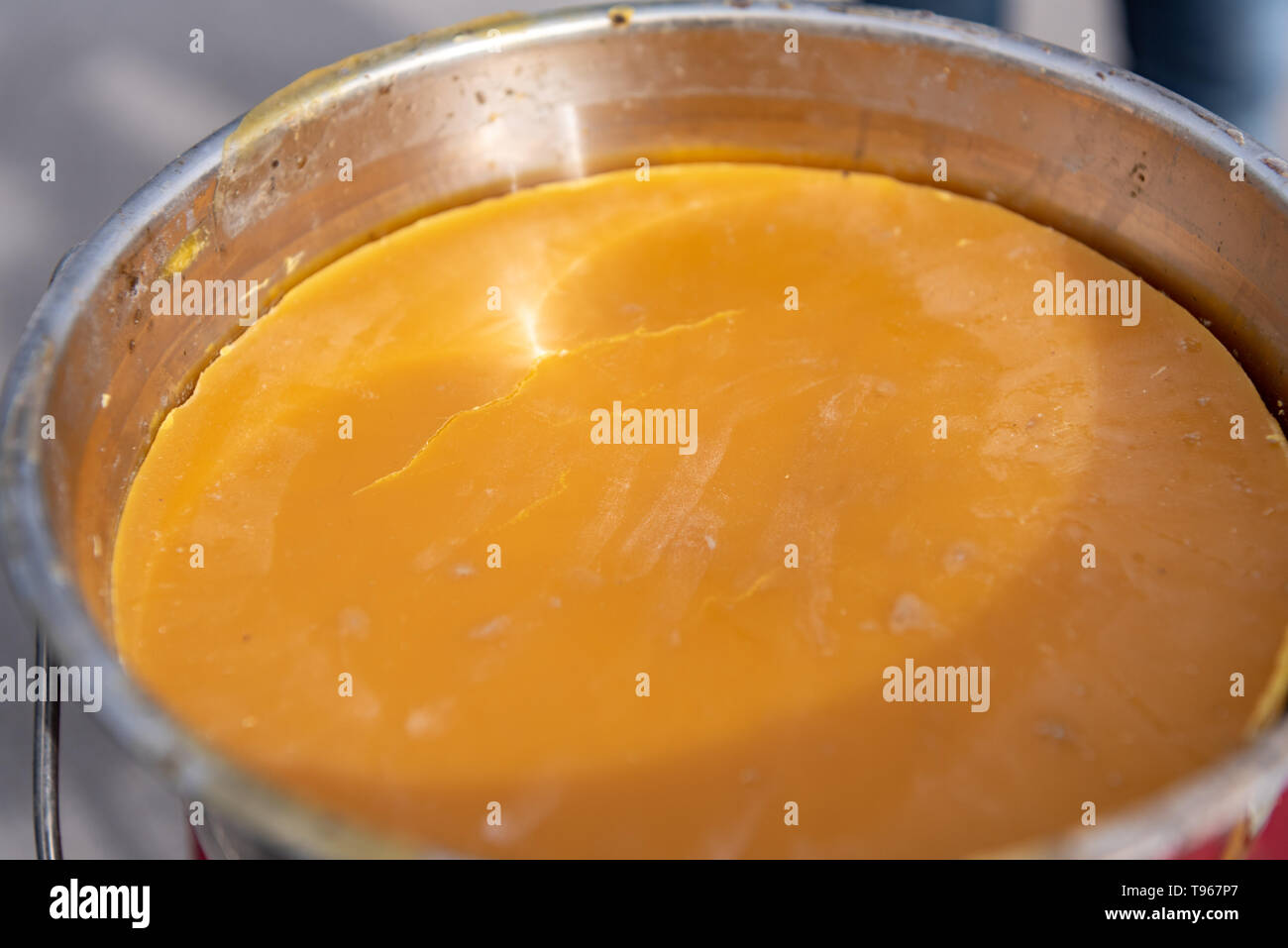 Die duftenden Honig Bienenwachs in Eimer aus nächster Nähe. Stockfoto