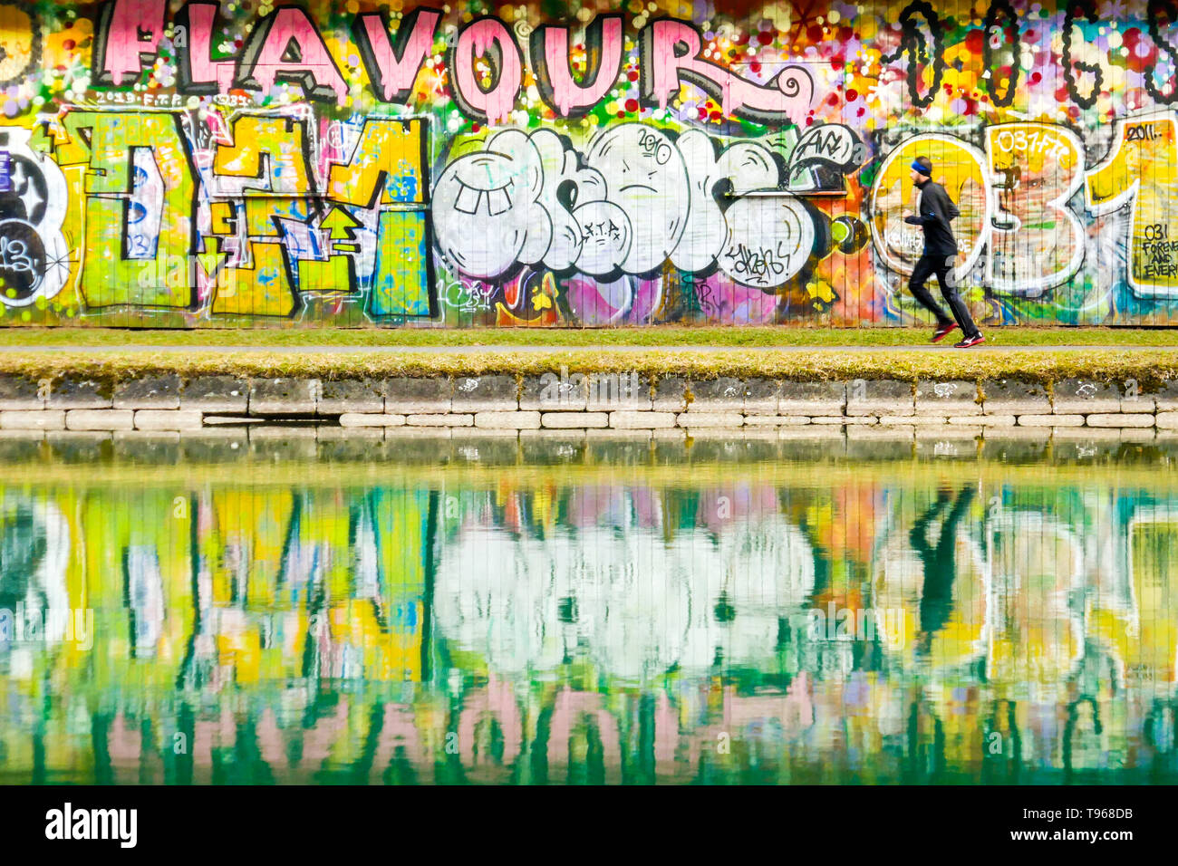 Jogger vor einem Besprühten Wand in Bern, Schweiz Stockfoto