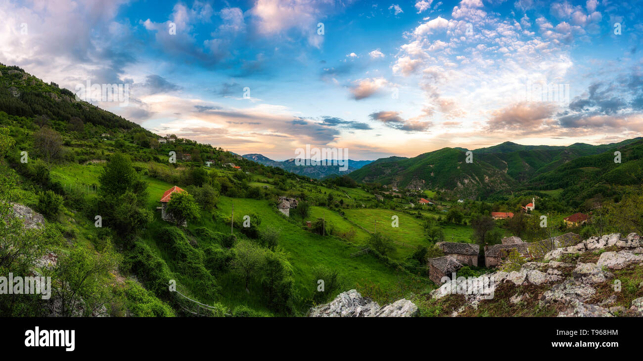 Sonnenuntergang Blick von Bezvodno Dorf, Rhodopen Gebirge, Bulgarien Stockfoto