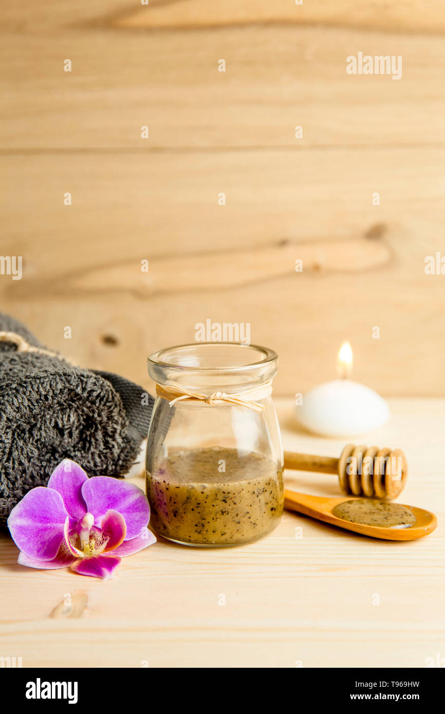 Schrubben Honig und Kaffee Mischung auf Körper in der heißen Sauna hilft die Poren öffnen und zu erneuern, die Haut am Körper zu verjüngen. Sauna Behandlungskonzept. Menge c Stockfoto