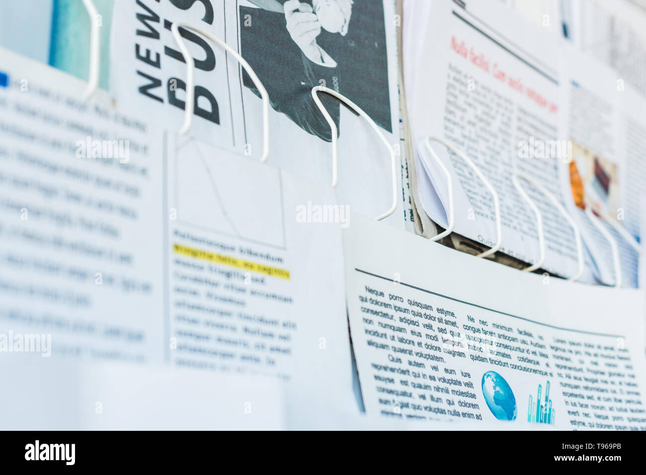 Selektiver Fokus der Täglich Zeitungen auf dem Stand Stockfoto