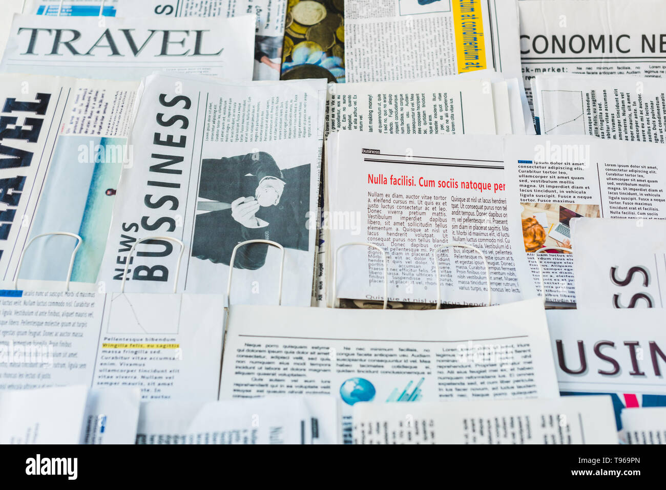 Verschiedene drucken Daily Business und Reisen Zeitung am Stand Stockfoto