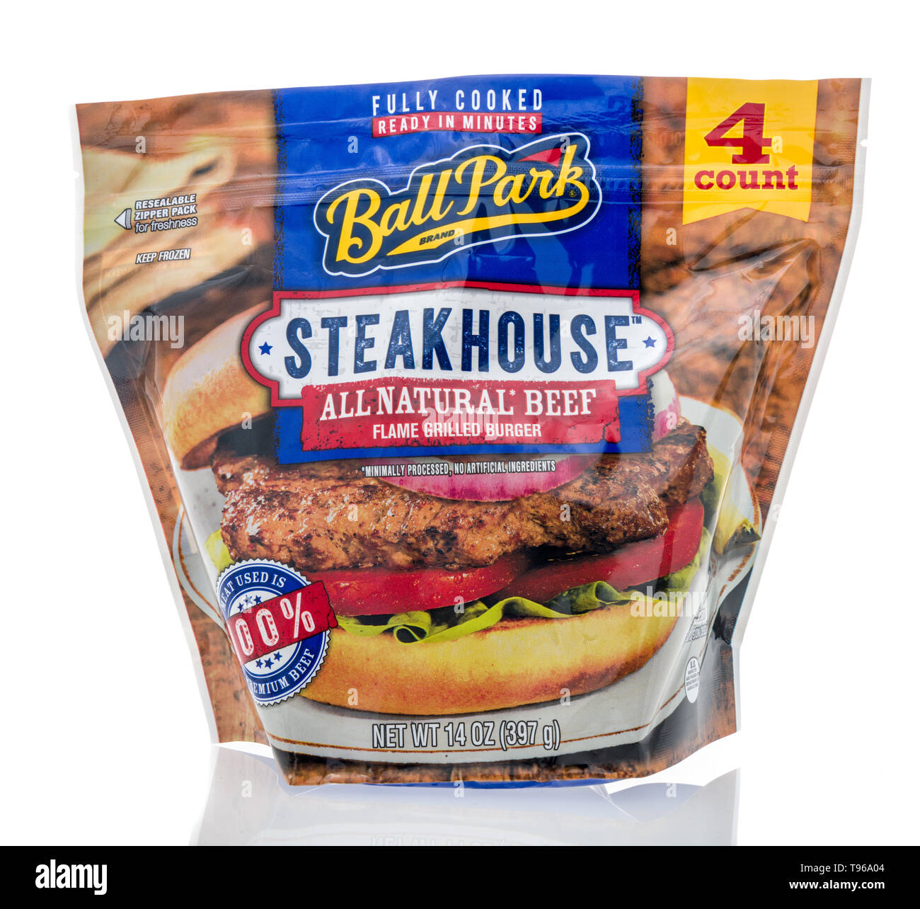 Winneconne, WI - 12. Mai 2019: ein Paket von Ball Park Steakhouse gefroren Burger auf einem isolierten Hintergrund Stockfoto
