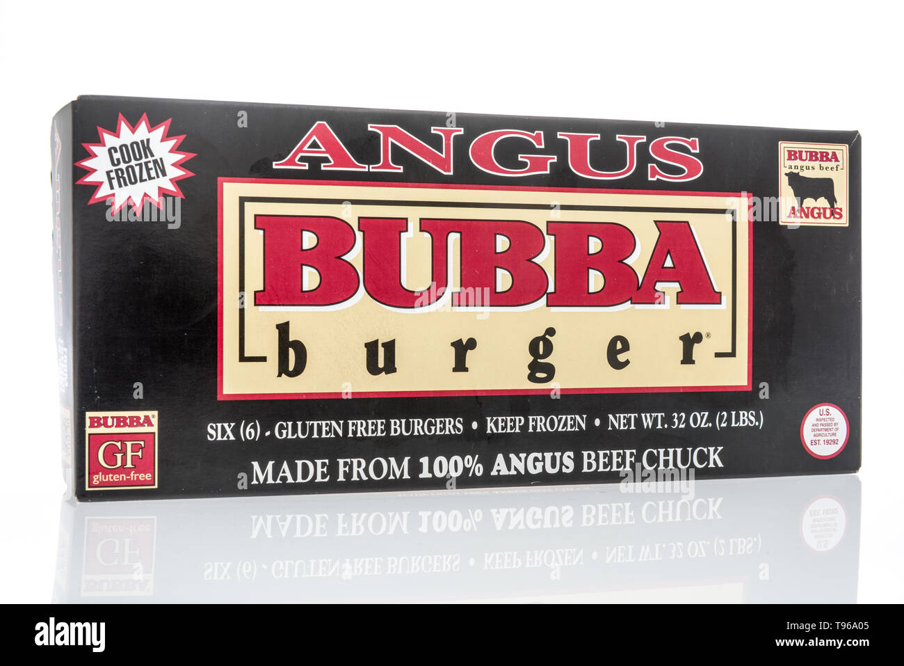 Winneconne, WI - 12. Mai 2019: ein Paket von Angus bubba gefroren Burger auf einem isolierten Hintergrund Stockfoto