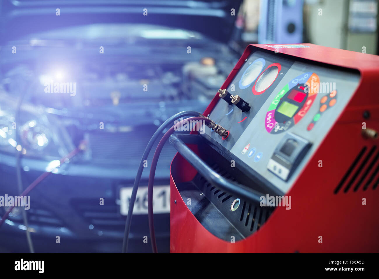 Installation Nachfüllungen auto Klimaanlage Stockfoto