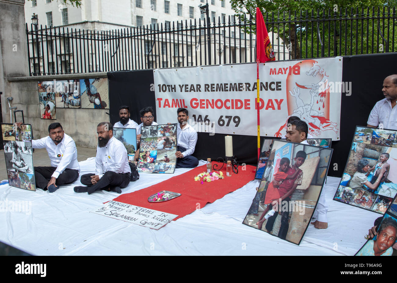 Tamilen demonstrieren gegenüber 10 Downing Street, Whitehall, London, UK, in Erinnerung an die tamilischen Völkermord vor 10 Jahren. Stockfoto