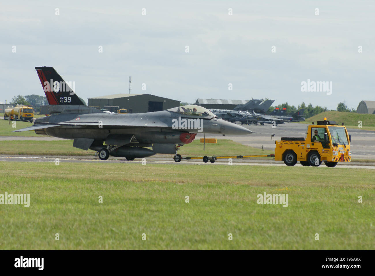 General Dynamics F-16 Fighting Falcon am Flugplatz Zugmaschine Stockfoto