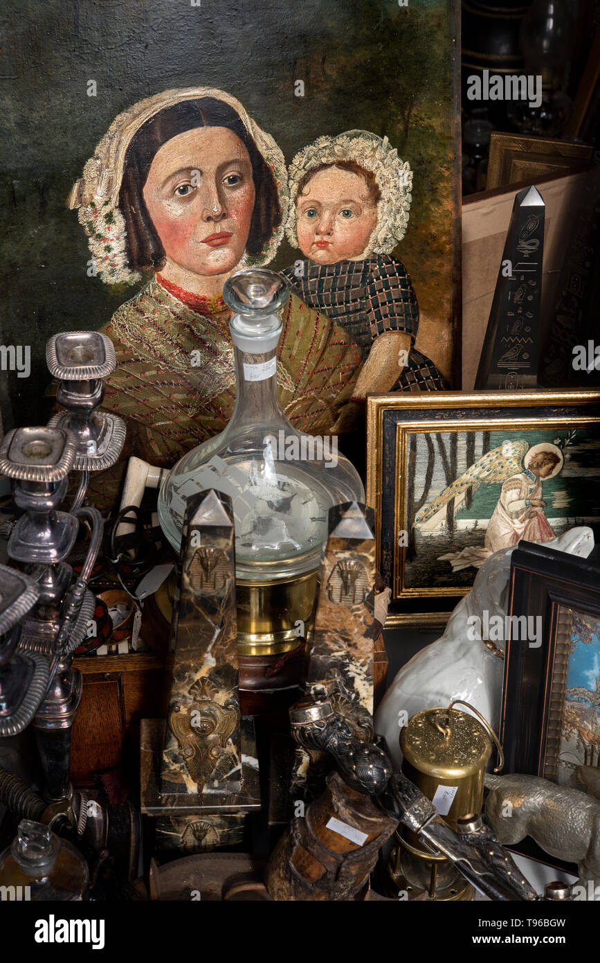 Bild von einer Mutter und Kind zusammen mit verschiedenen antiken Menüpunkte auf der Anzeige im Fenster einer Antique Shop in Dundas Street, Edinburgh, Schottland, Großbritannien. Stockfoto