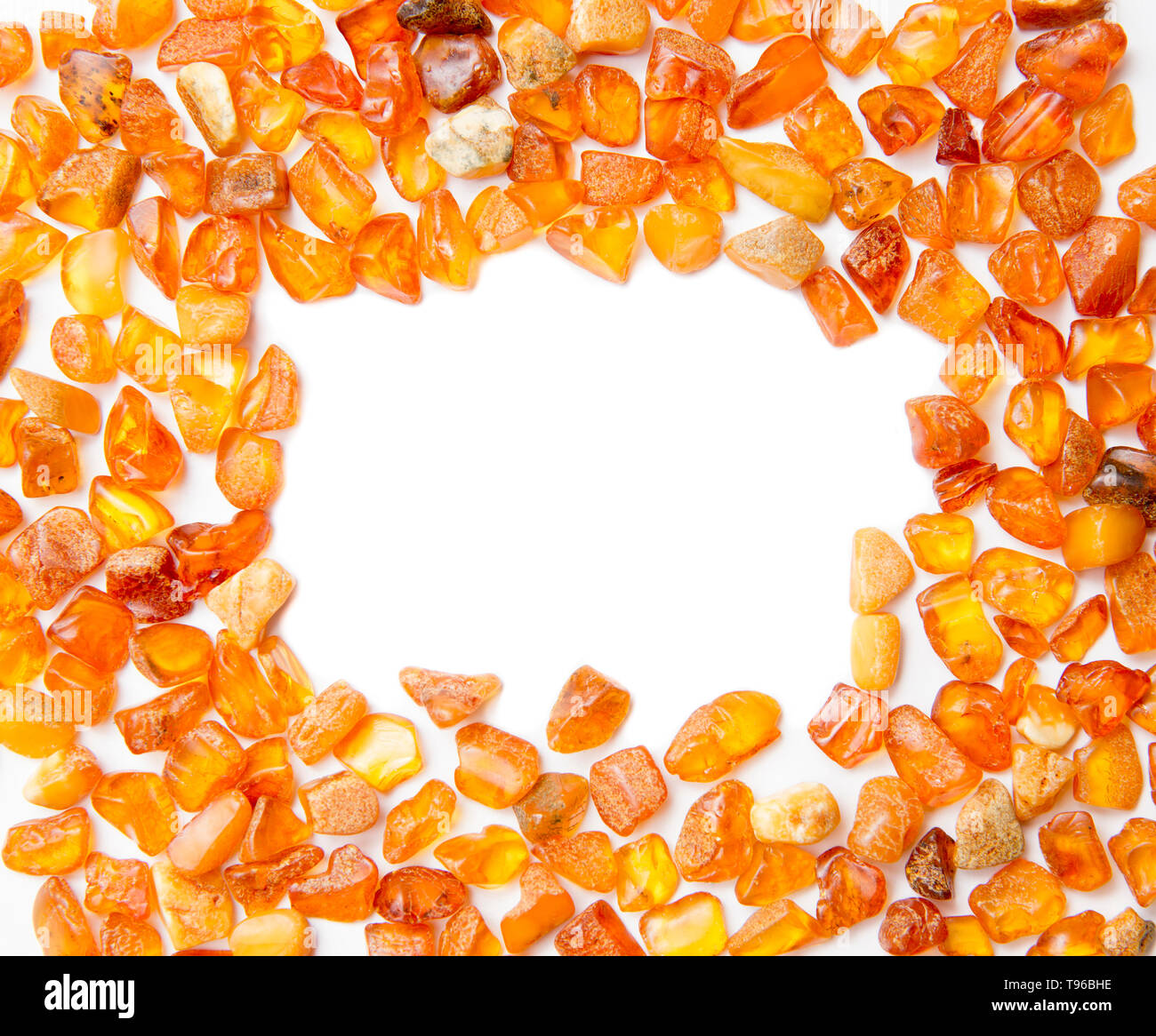 Das Gestell ist mit Chips von orange Baltischen Bernstein isoliert auf Weiss. Die Ostseeregion ist die Heimat der größten bekannten Ablagerung von Bernstein, genannt der Baltische Bernstein o Stockfoto