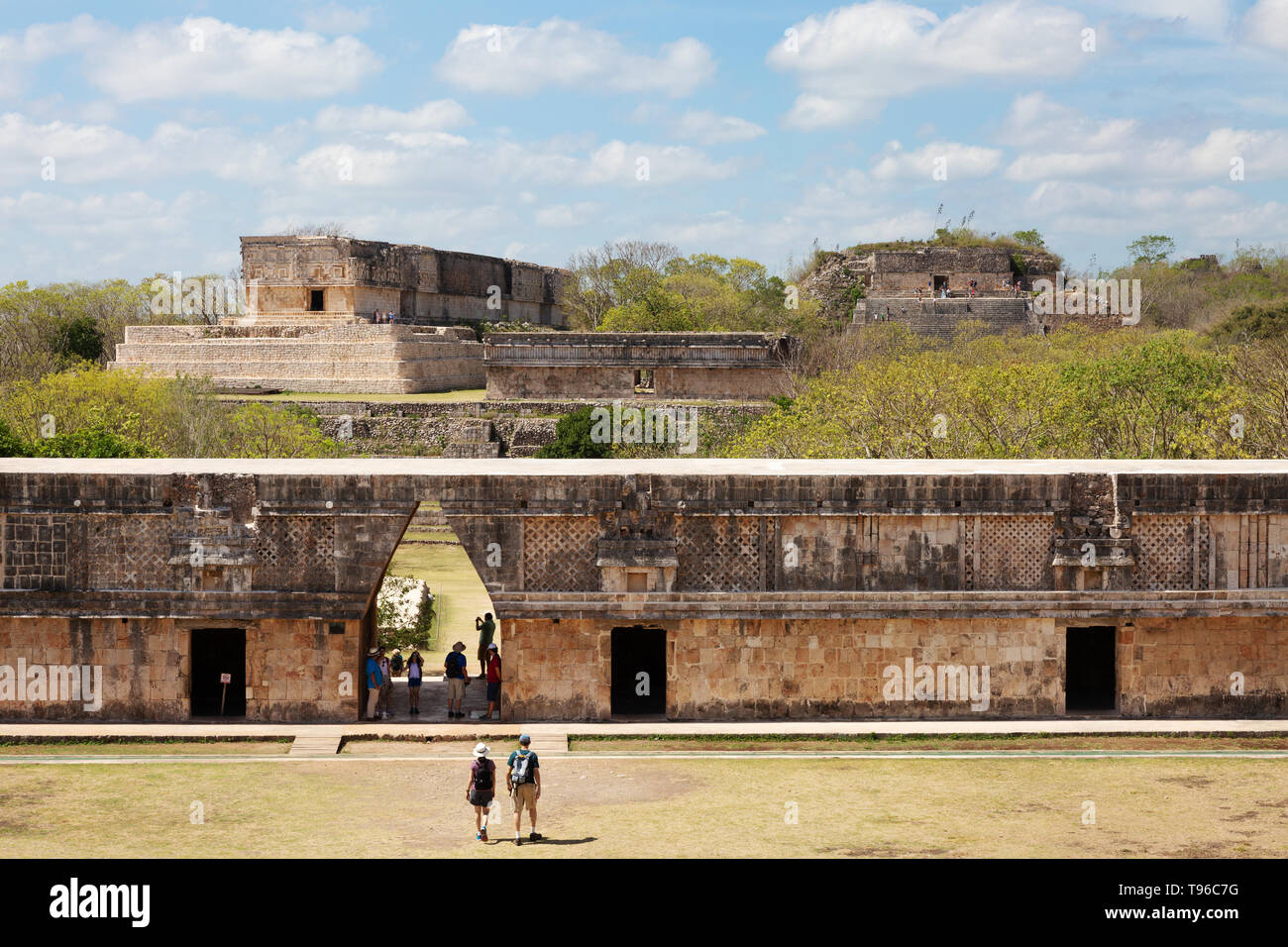 Uxmal Mexiko - Touristen an der Maya Ruinen, UNESCO-Weltkulturerbe, Uxmal, Yucatan, Mexiko, Mittelamerika reisen. Stockfoto
