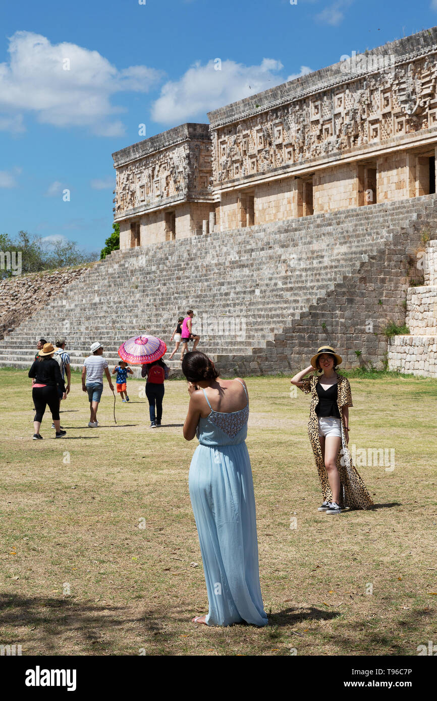 Mittelamerika Tourismus - Touristen ein Foto, Governor's Palace, Uxmal UNESCO Weltkulturerbe, Uxmal Mexiko Lateinamerika reisen. Stockfoto