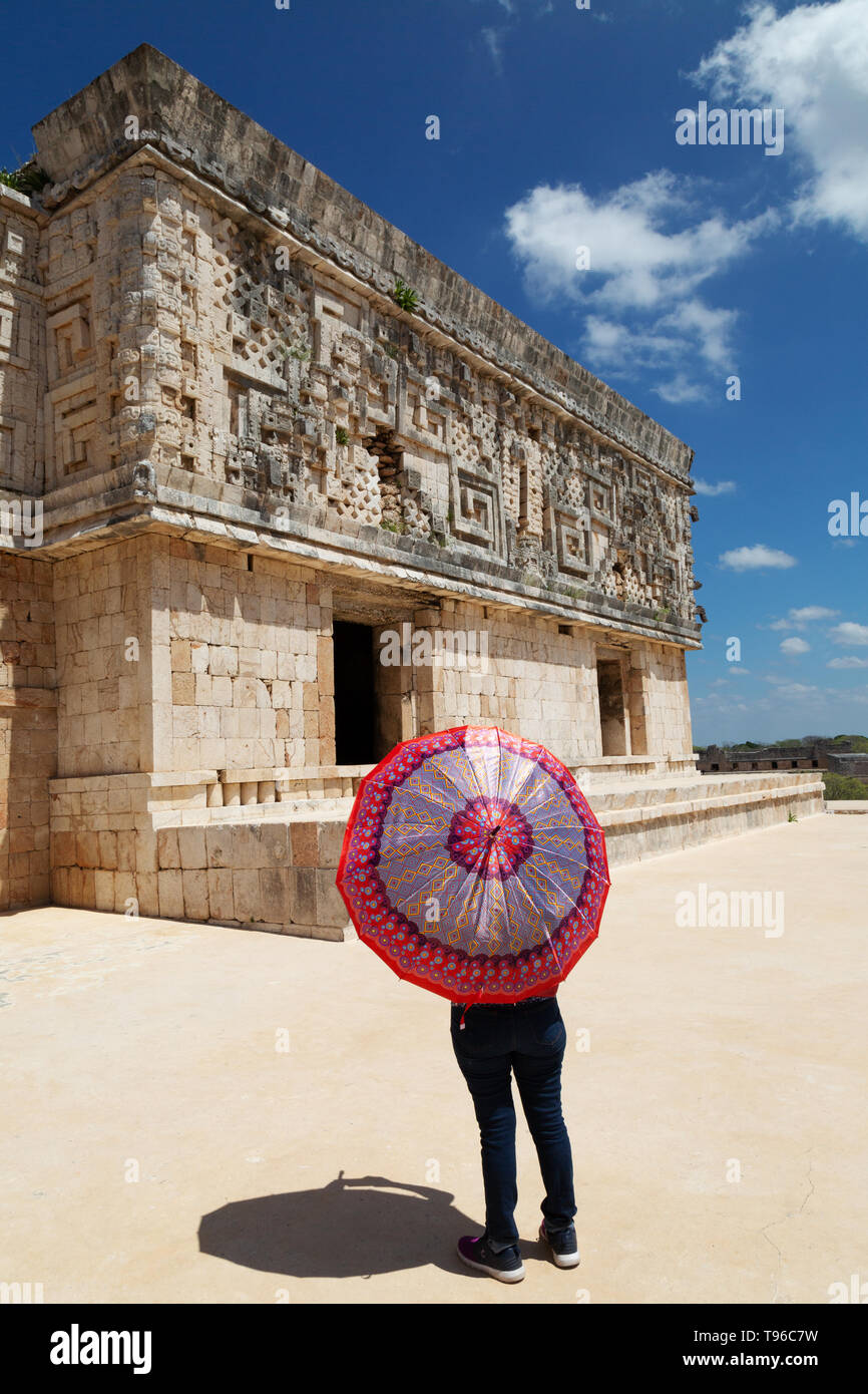 Mexiko Reisen - ein Tourist mit Blick auf die Präsidenten Palast, Uxmal, UNESCO-Weltkulturerbe, Yucatan, Mexiko Lateinamerika Stockfoto