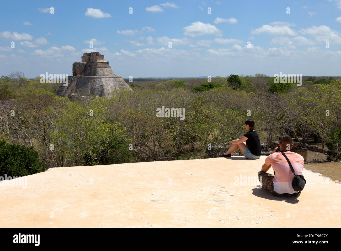 Mexiko Reisen - ein Paar im Urlaub At Uxmal UNESCO Weltkulturerbe Maya Ruinen, Uxmal Mexiko Lateinamerika Stockfoto