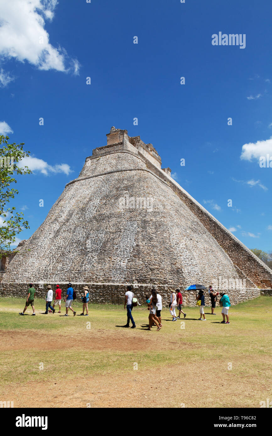 Lateinamerika Tourismus - Touristen in die Pyramide des Zauberers, Maya Ruinen von Uxmal UNESCO Weltkulturerbe, Uxmal, Yucatan Mexiko Lateinamerika Stockfoto Lateinamerika Tourismus - Touristen in die Pyramide des Zauberers, Maya Ruinen von Uxmal UNESCO Weltkulturerbe, Uxmal, Yucatan Mexiko Lateinamerika Stockfoto
