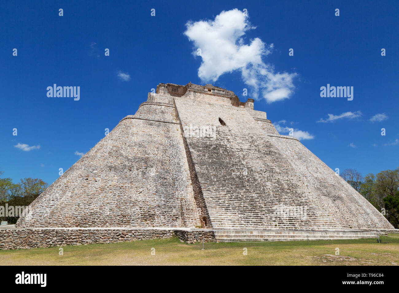Maya Pyramide - Pyramide des Zauberers, oder Pyramide der Zwerg, Maya Ruinen UNESCO Weltkulturerbe At Uxmal, Mexiko Lateinamerika Stockfoto