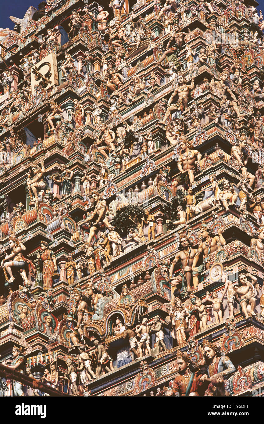 Eine enge Sicht auf die SCULTURES SCHMÜCKEN DIE KUPPEL DES KAPLEESHWARA TEMPEL in Chennai, Indien Stockfoto