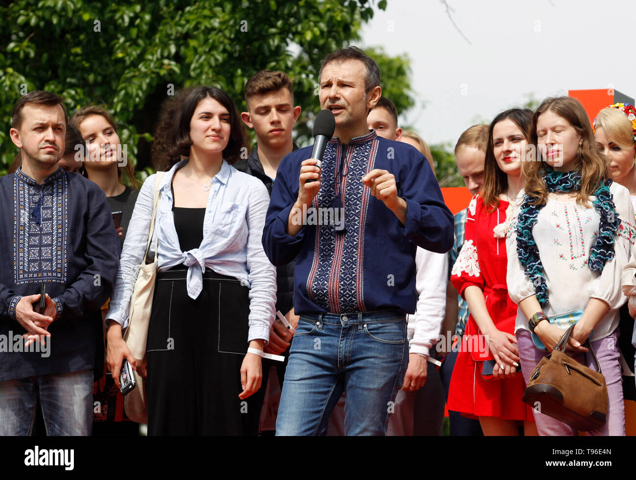 Ukrainische Sängerin Svyatoslav Vakarchuk beobachtet, als er bei der Präsentation seiner politischen Partei 'Golos' (Voice) in Kiew. Die ukrainischen Musiker, Führer der führenden ukrainischen rock-band "Okean Elzy" svyatoslav Vakarchuk die Schaffung des Golos (Voice) politische Partei und die Beteiligung an den Parlamentswahlen bekannt gegeben. Stockfoto