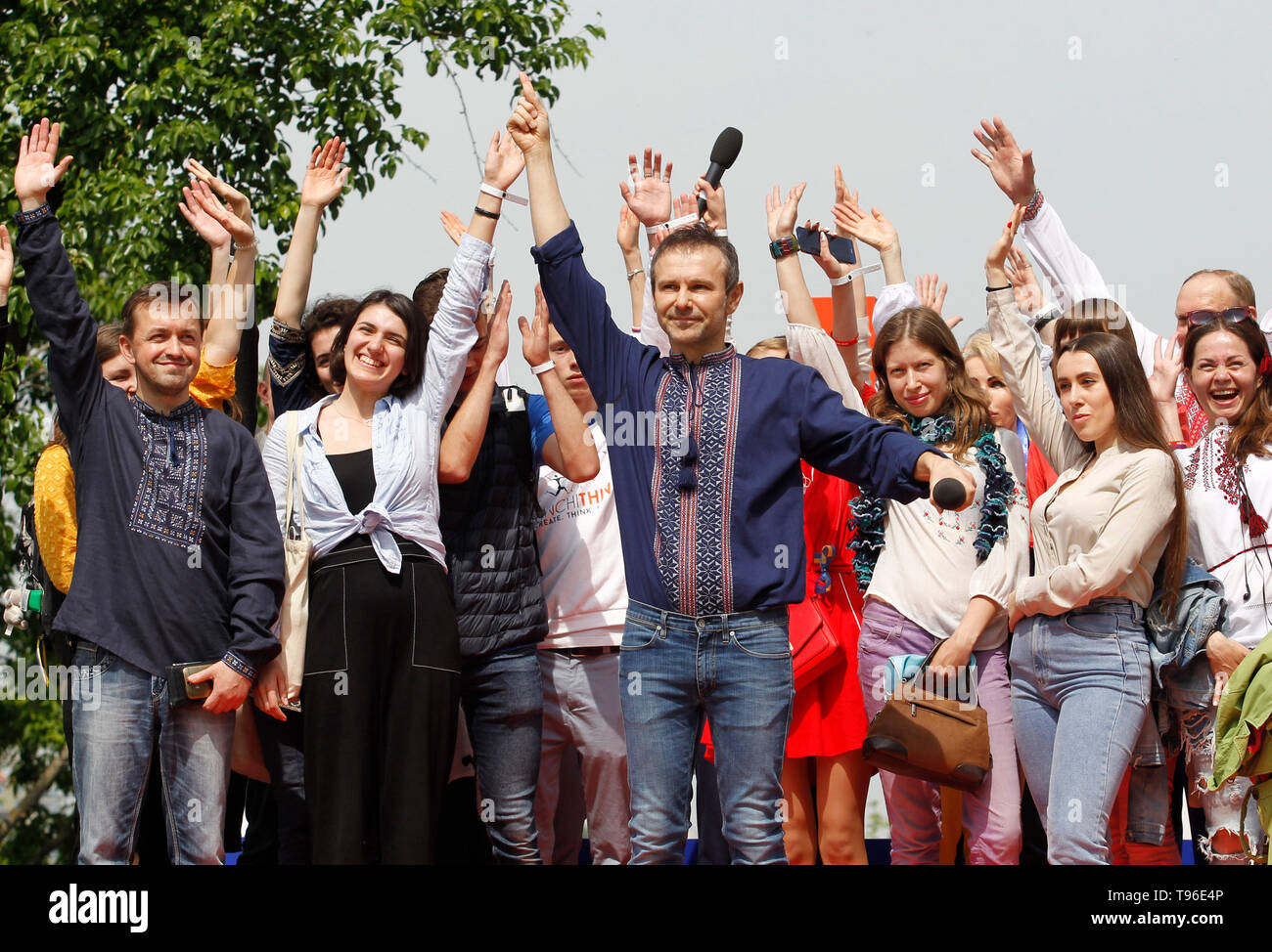 Ukrainische Sängerin Svyatoslav Vakarchuk gesehen Spaß während der Präsentation seiner politischen Partei 'Golos' (Voice) in Kiew. Die ukrainischen Musiker, Führer der führenden ukrainischen rock-band "Okean Elzy" svyatoslav Vakarchuk die Schaffung des Golos (Voice) politische Partei und die Beteiligung an den Parlamentswahlen bekannt gegeben. Stockfoto