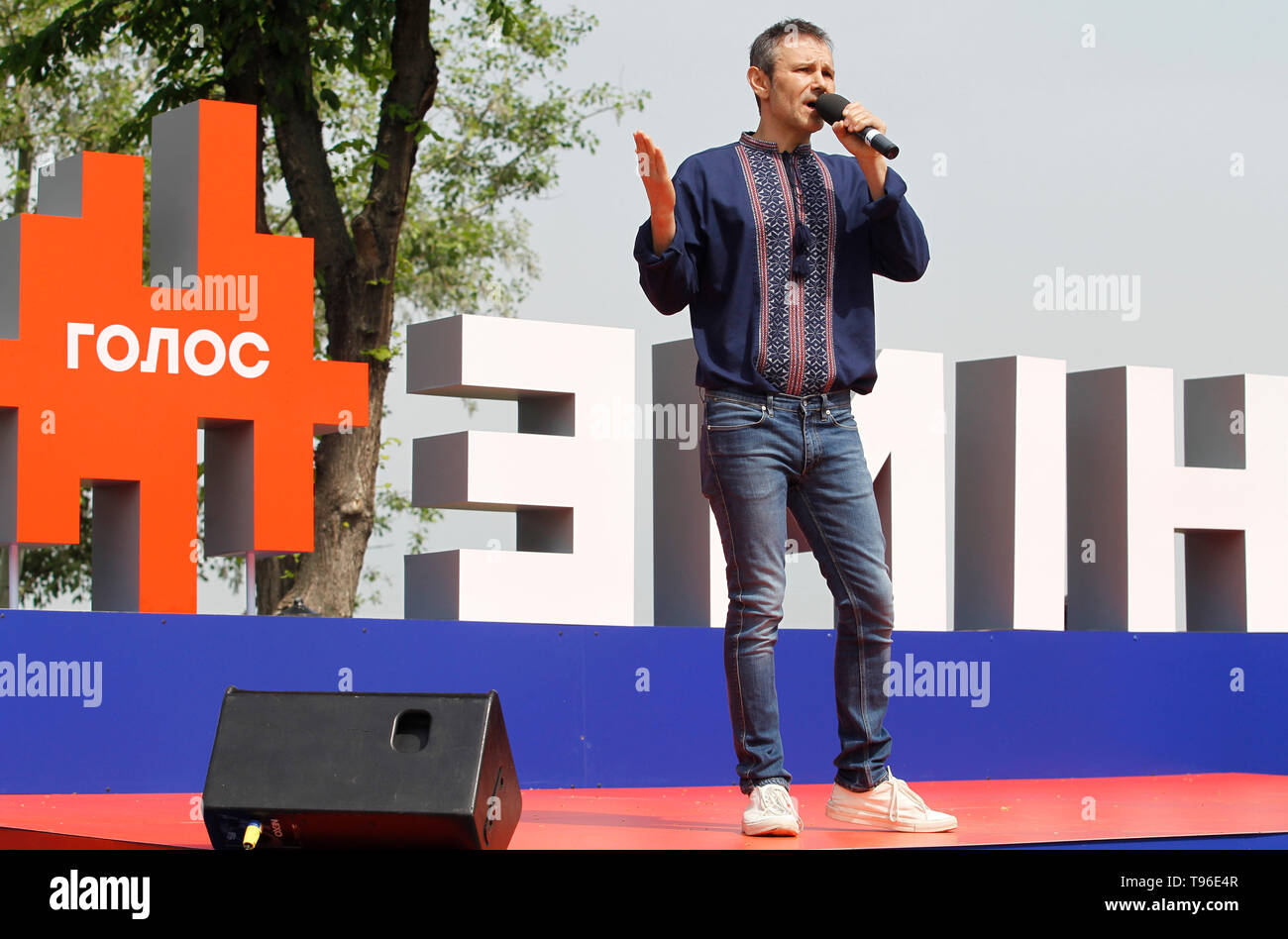 Ukrainische Sängerin Svyatoslav Vakarchuk beobachtet, als er bei der Präsentation seiner politischen Partei 'Golos' (Voice) in Kiew. Die ukrainischen Musiker, Führer der führenden ukrainischen rock-band "Okean Elzy" svyatoslav Vakarchuk die Schaffung des Golos (Voice) politische Partei und die Beteiligung an den Parlamentswahlen bekannt gegeben. Stockfoto