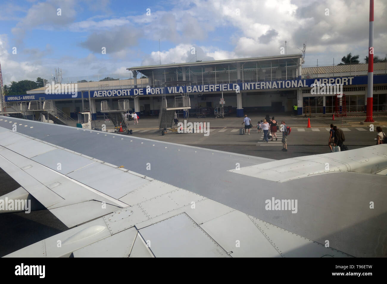 Leute aussteigen Flugzeug Ankunft am Internationalen Flughafen Bauerfield, Port Vila, Efate, Vanuatu. keine MR oder PR Stockfoto